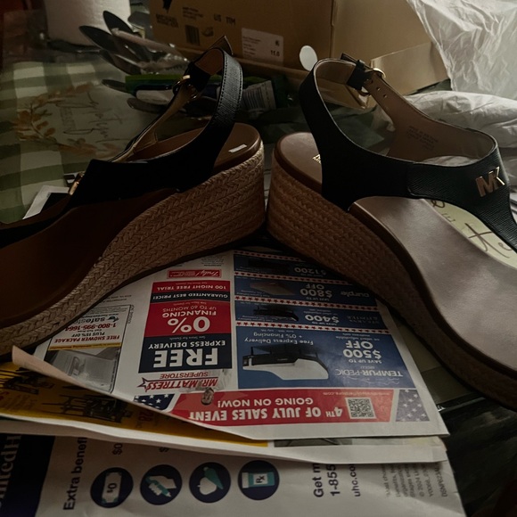 When Michael Kors sandals - Picture 3 of 4